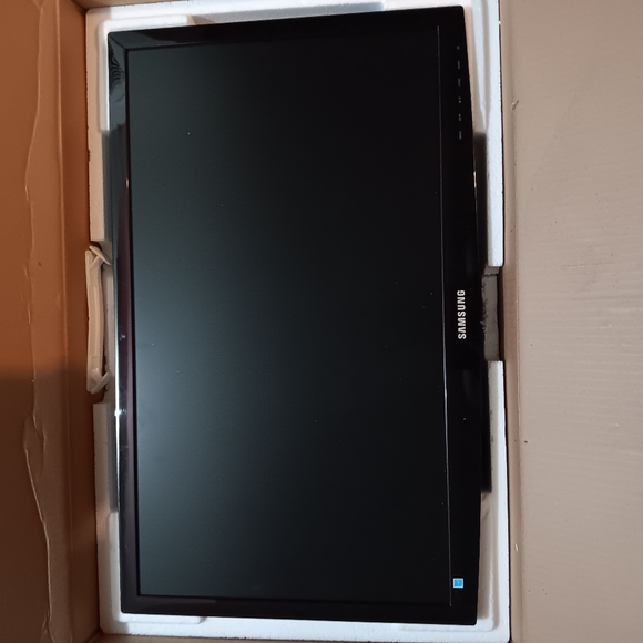 Samsung LED Monitor - Picture 1 of 2